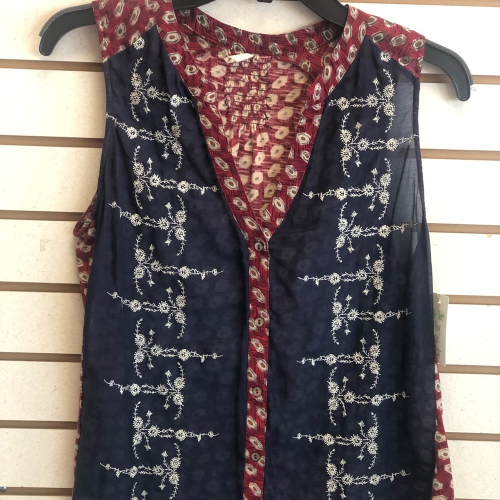 Tiny Navy Floral w/embroidery SL button front. Size S